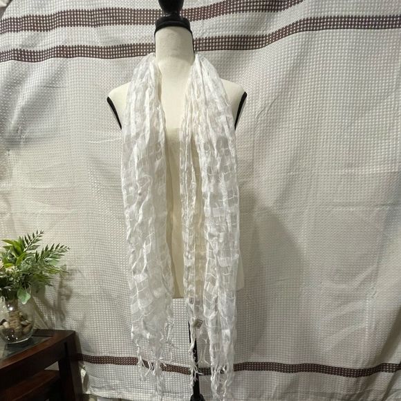 White scarf‎ - Picture 1 of 6